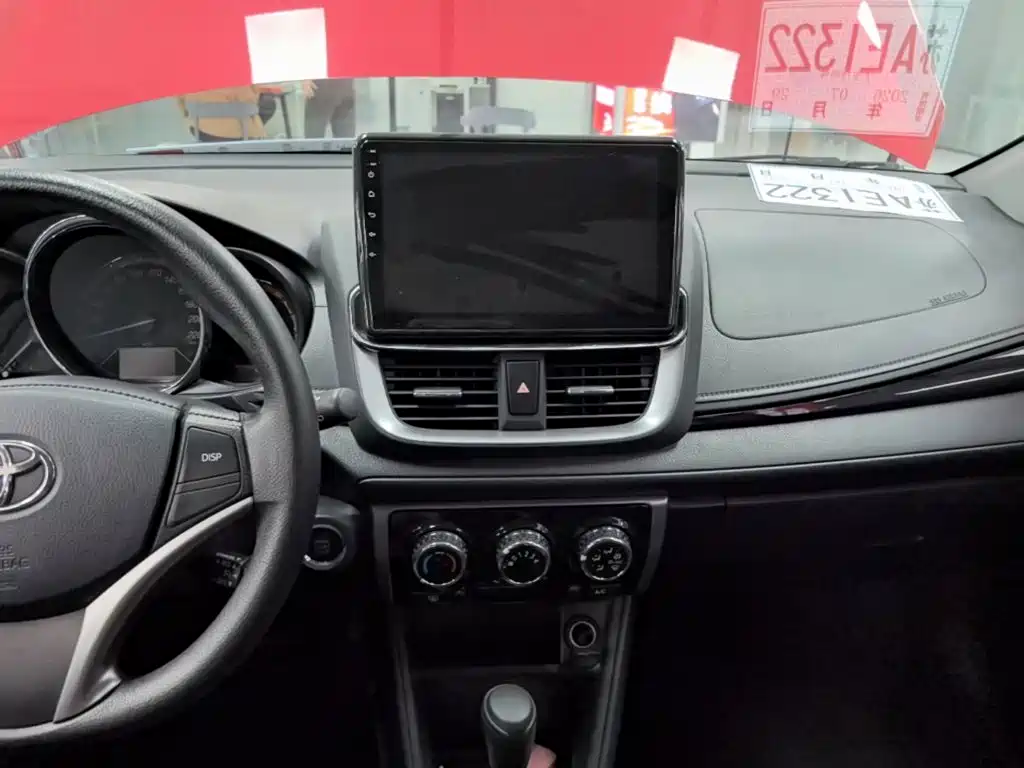 Toyota Yaris L — фото 13