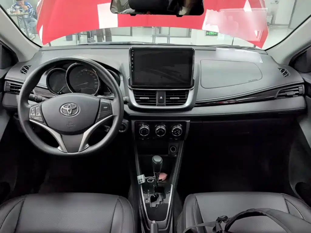 Toyota Yaris L — фото 10