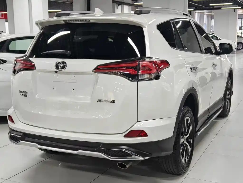 Toyota RAV4 — фото 3