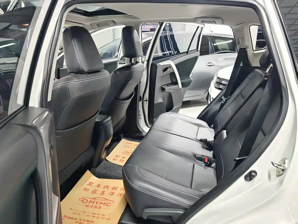 Toyota RAV4 — фото 6
