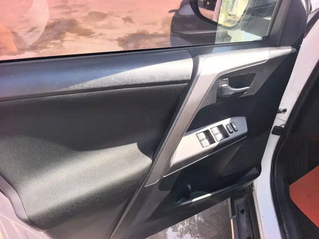 Toyota RAV4 — фото 13