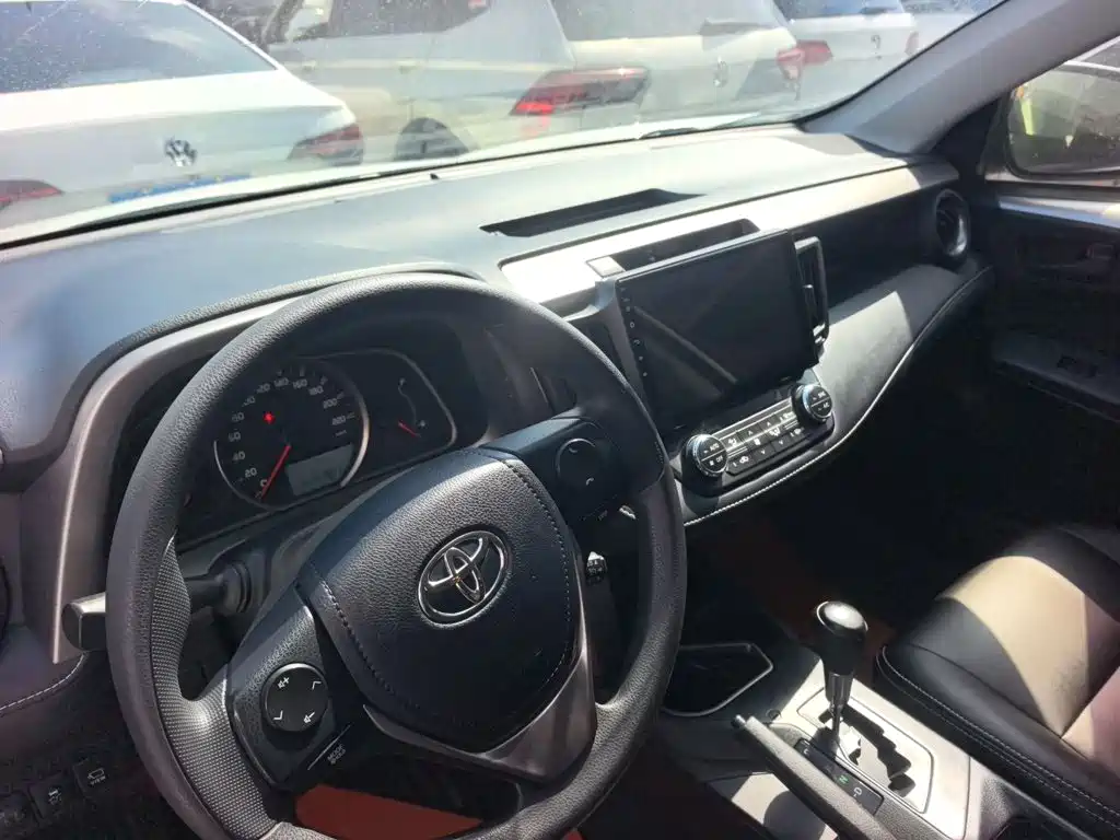 Toyota RAV4 — фото 14