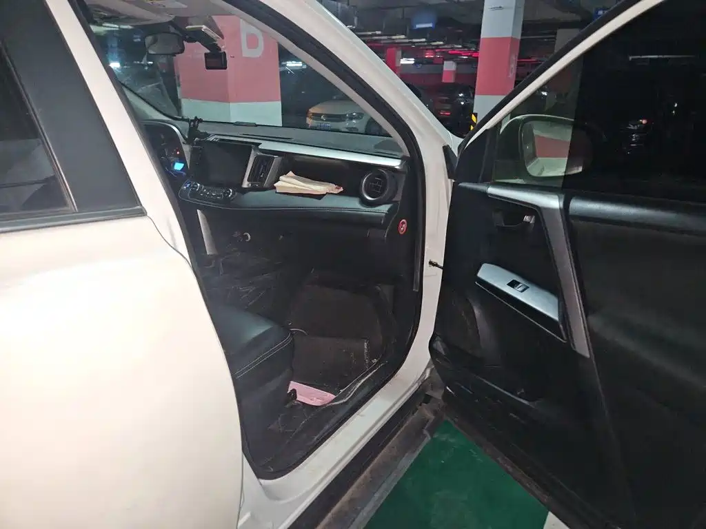 Toyota RAV4 — фото 17