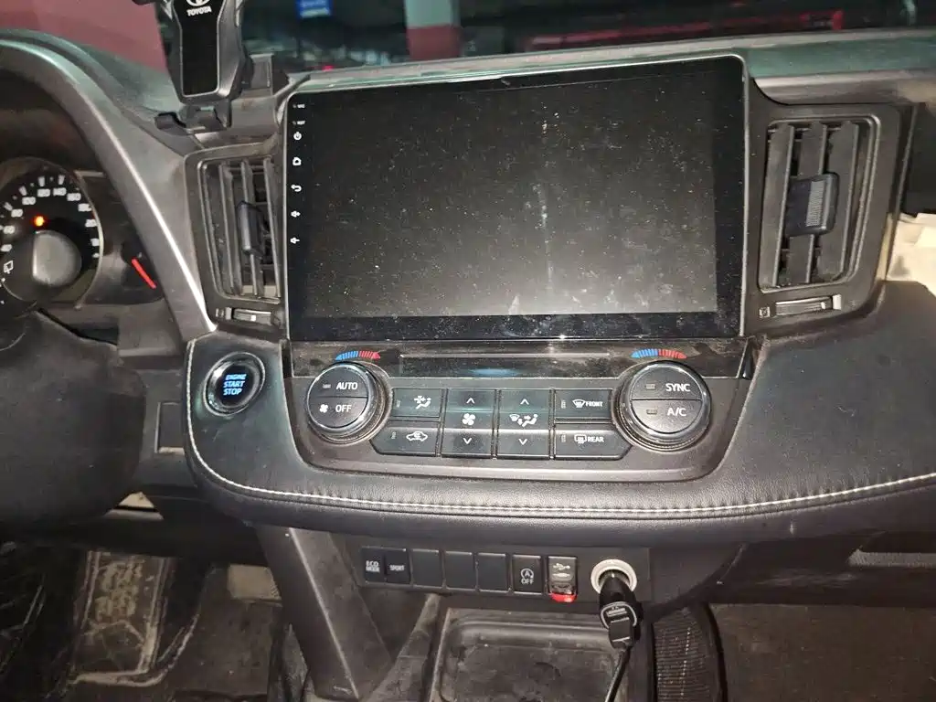 Toyota RAV4 — фото 6