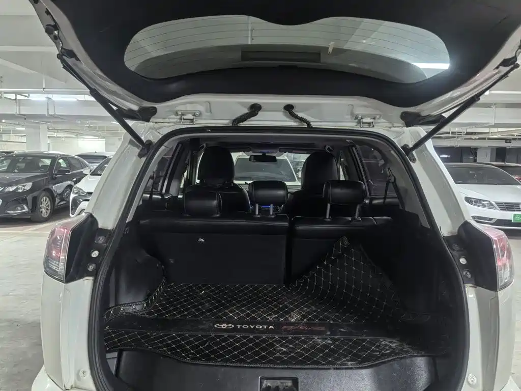 Toyota RAV4 — фото 10