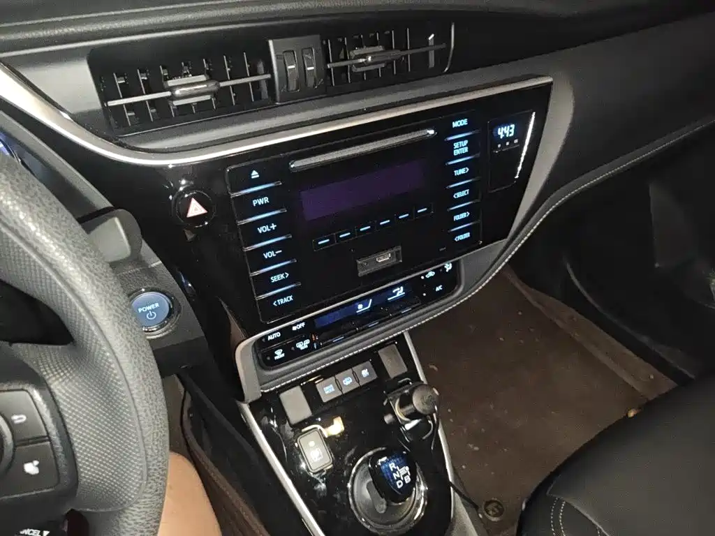 Toyota Corolla Hybrid — фото 14