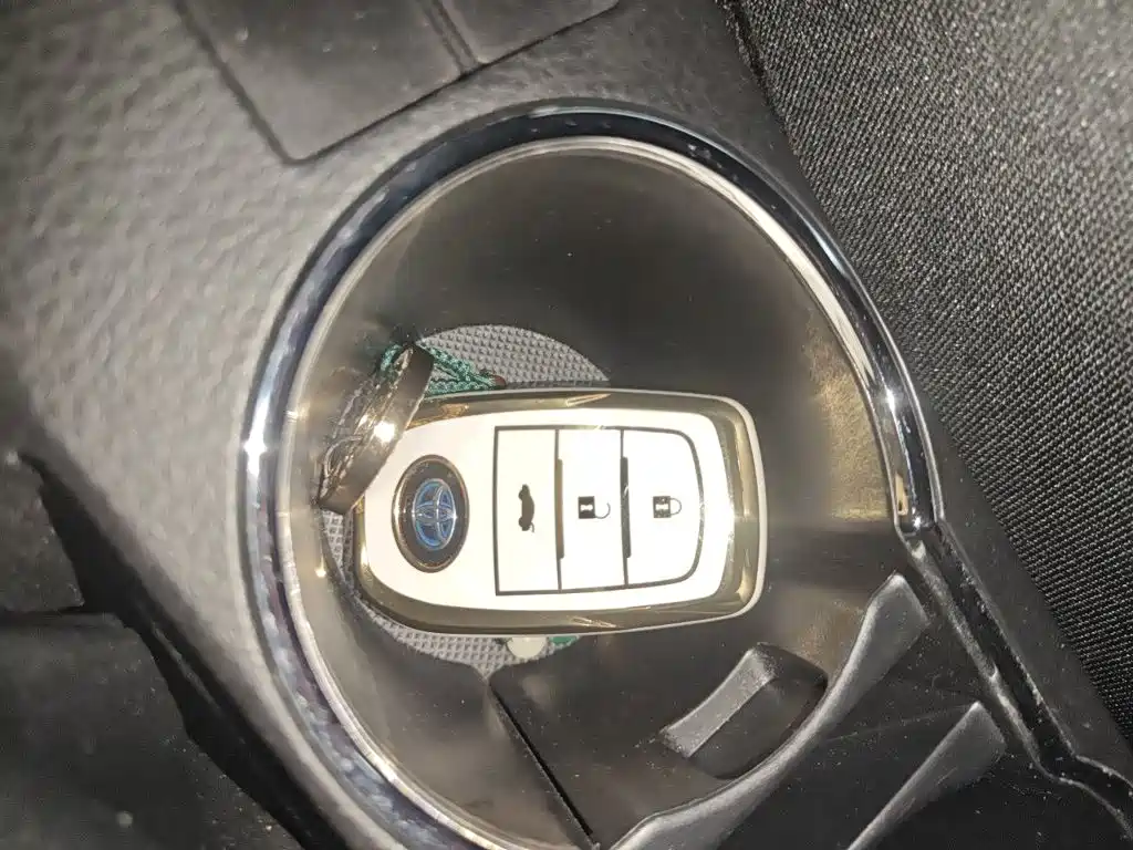 Toyota Corolla Hybrid — фото 9