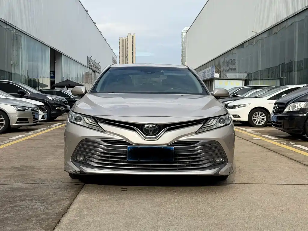 Toyota Camry — фото 2