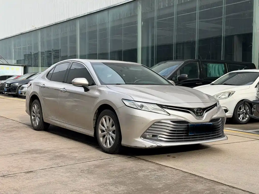 Toyota Camry — фото 3