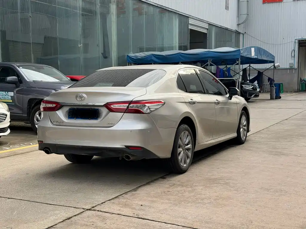Toyota Camry — фото 9