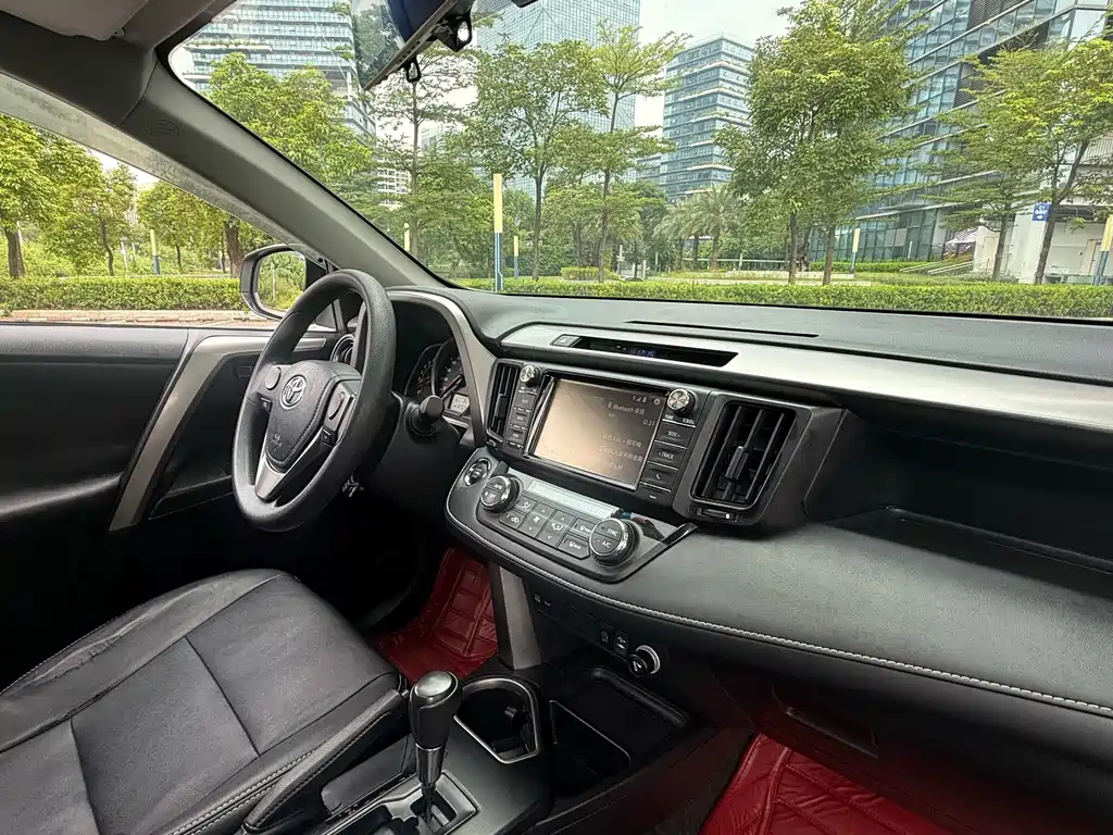 Toyota RAV4 — фото 11