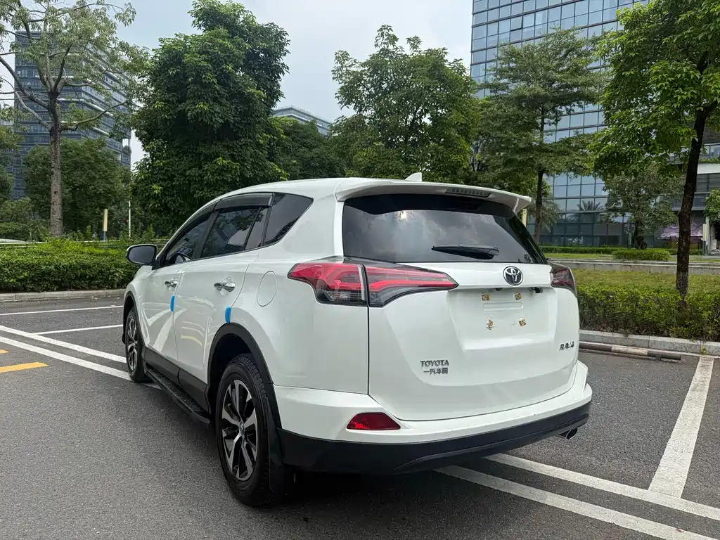 Toyota RAV4 — фото 6