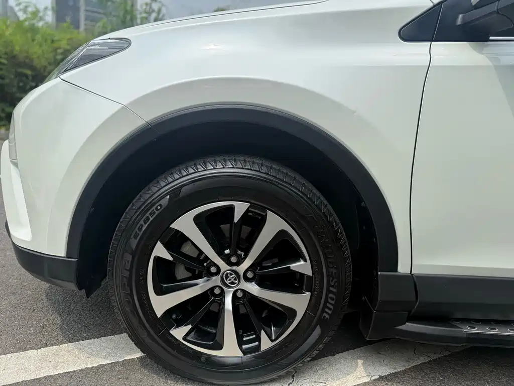 Toyota RAV4 — фото 8