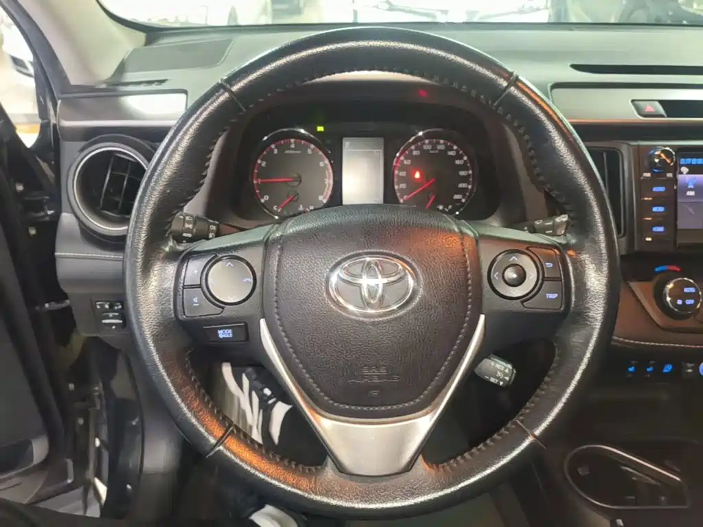Toyota RAV4 — фото 11