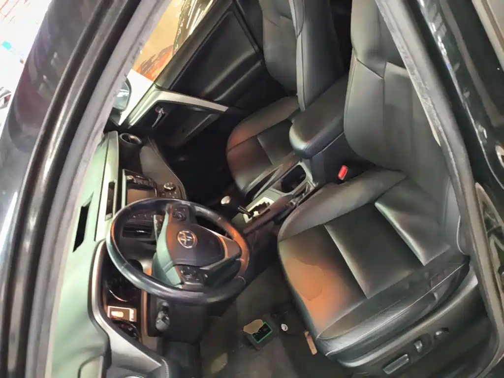 Toyota RAV4 — фото 15