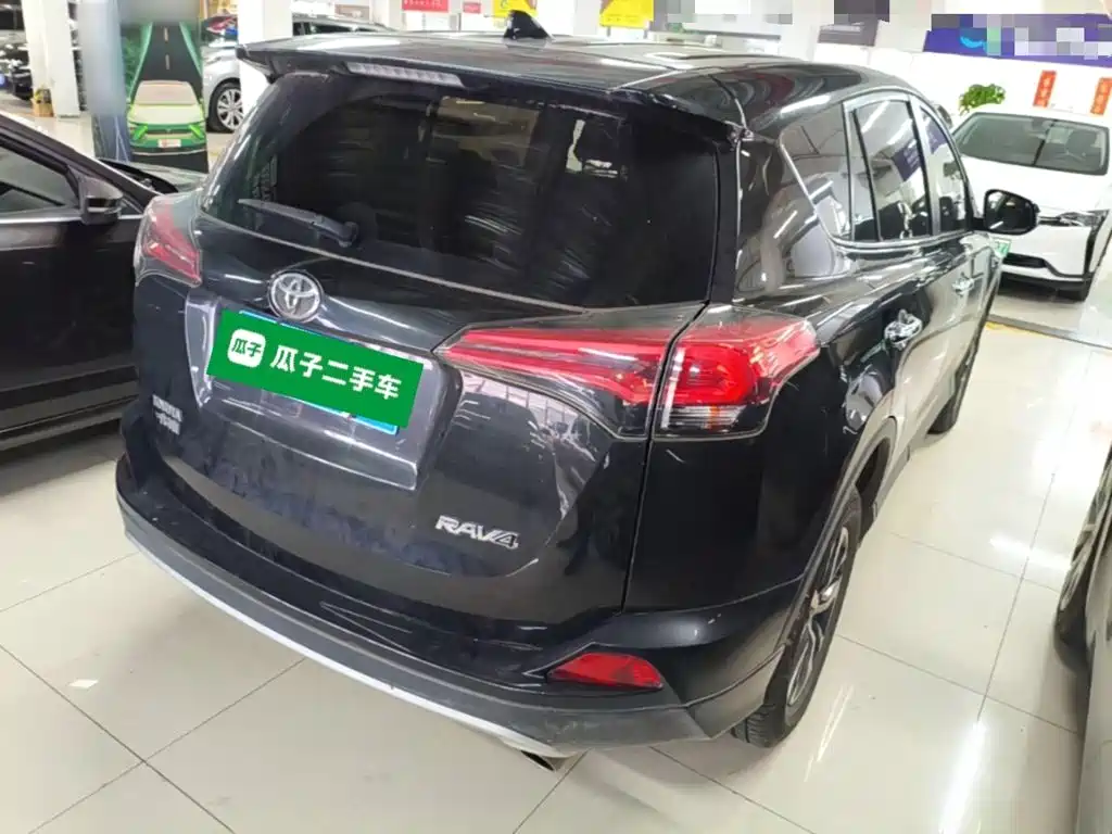 Toyota RAV4 — фото 7