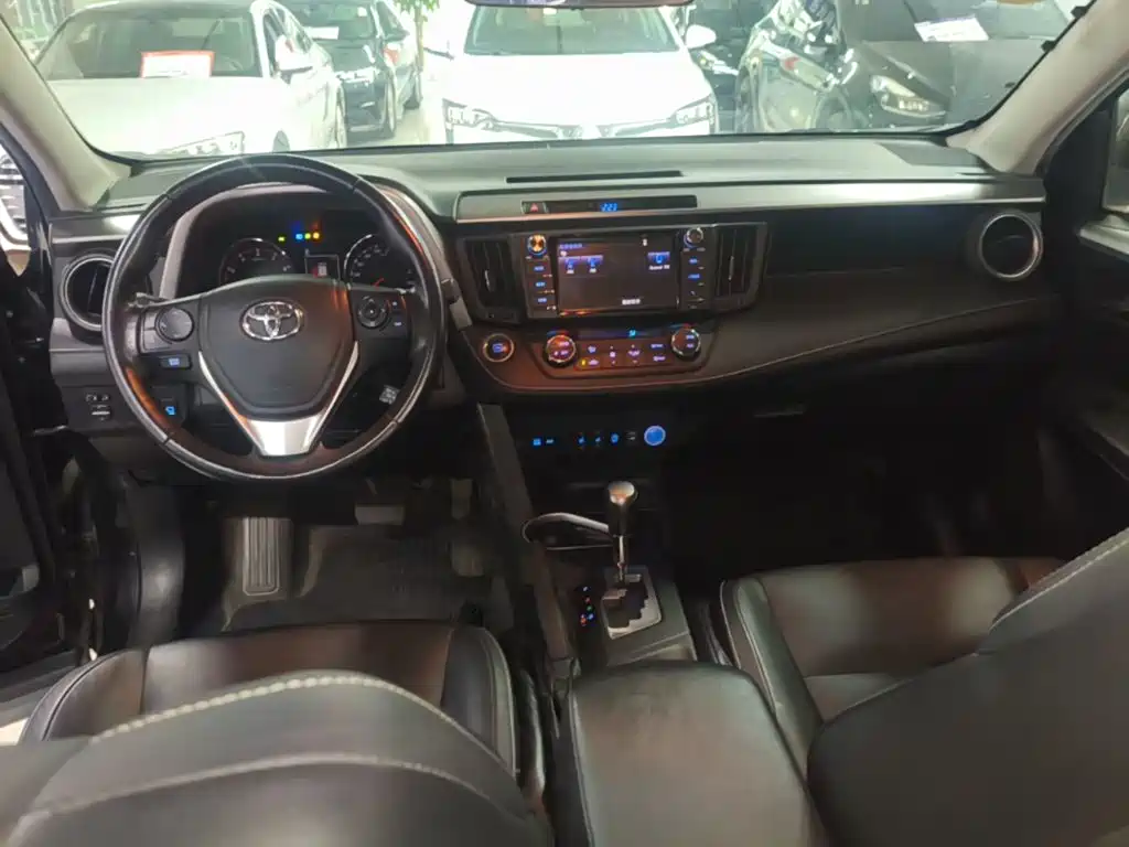 Toyota RAV4 — фото 10