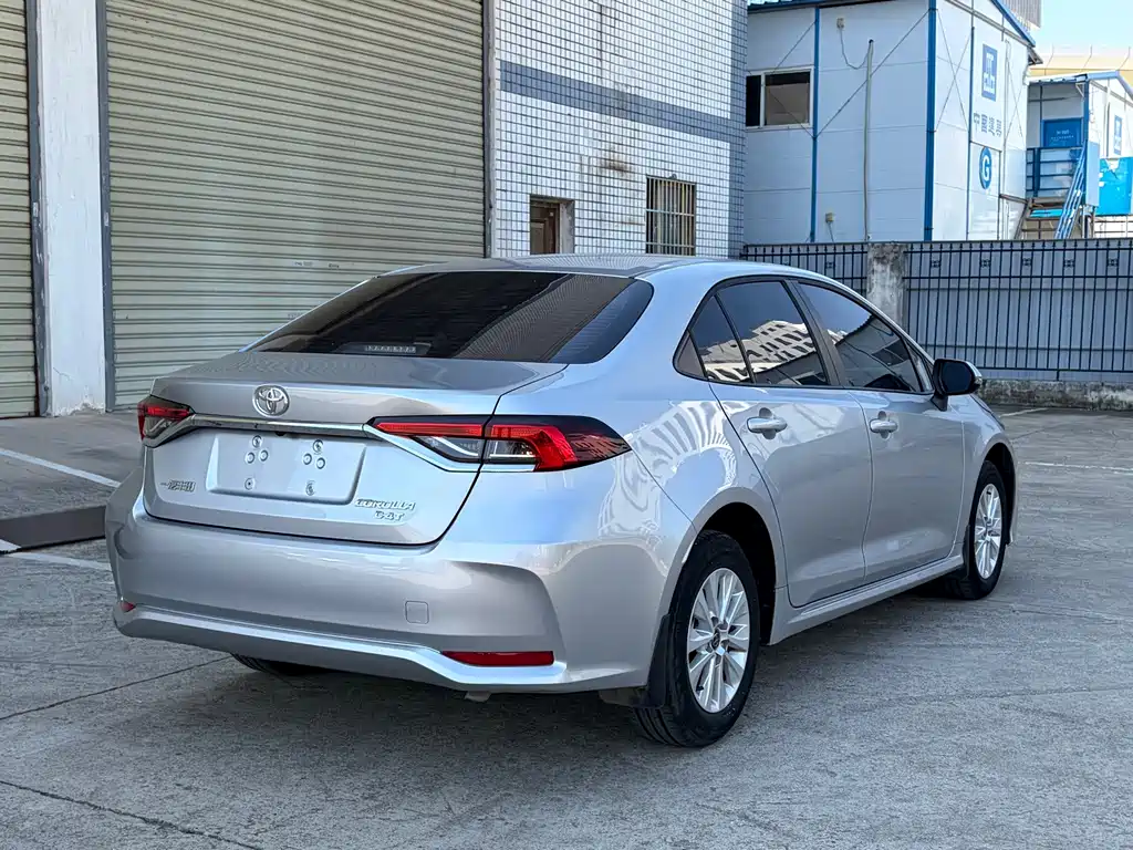 Toyota Corolla — фото 7