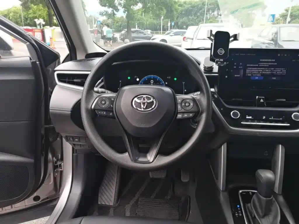 Toyota Corolla Cross — фото 11