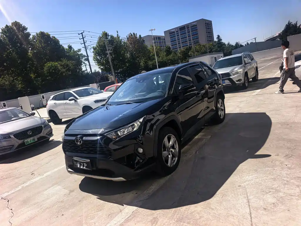 Toyota RAV4 — фото 2