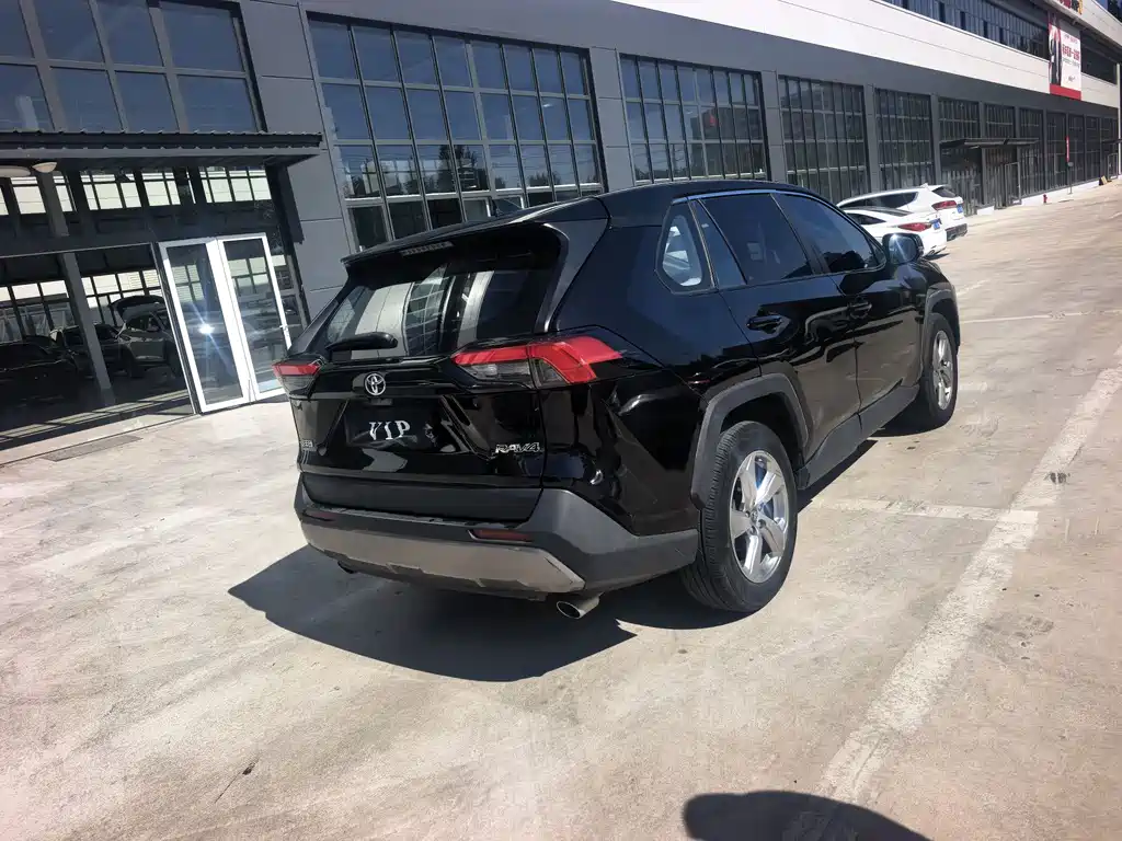 Toyota RAV4 — фото 11