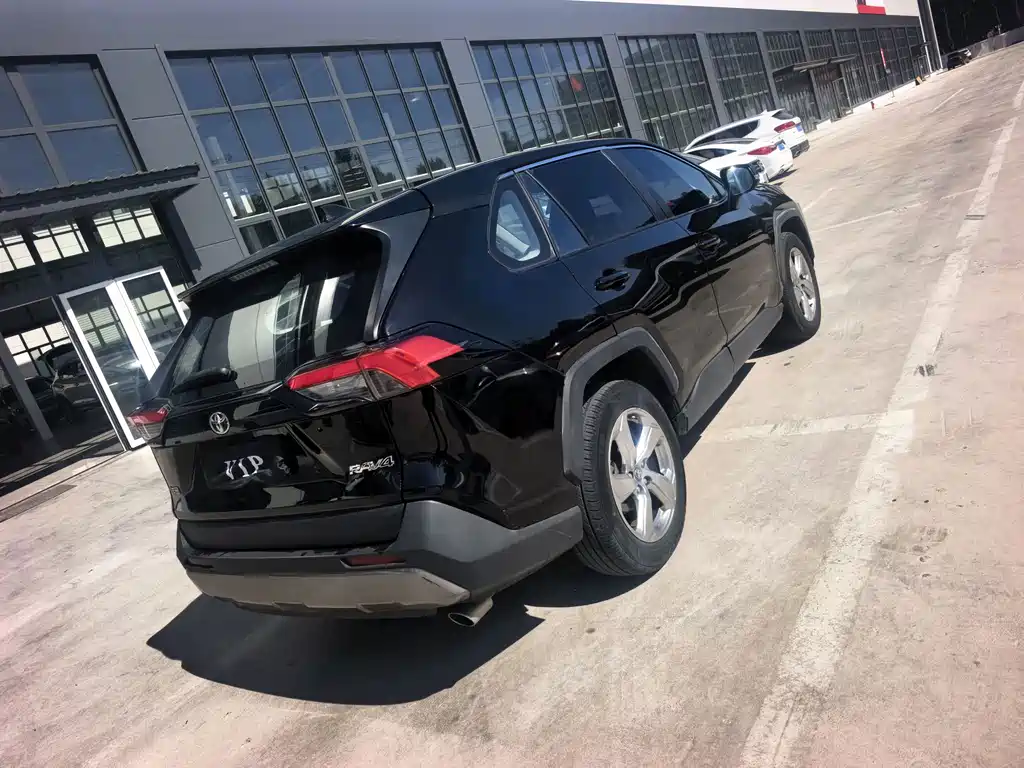 Toyota RAV4 — фото 13