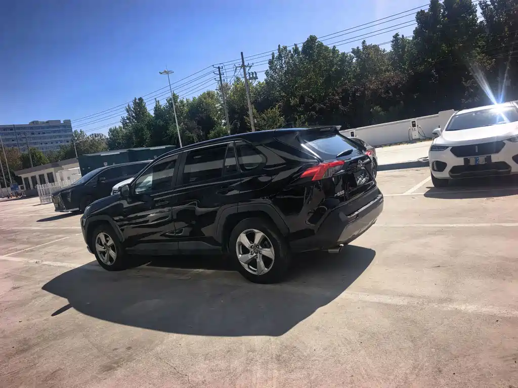 Toyota RAV4 — фото 14