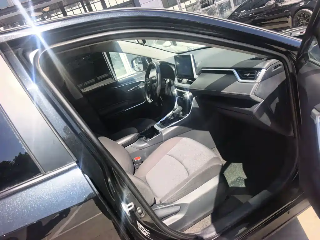 Toyota RAV4 — фото 15