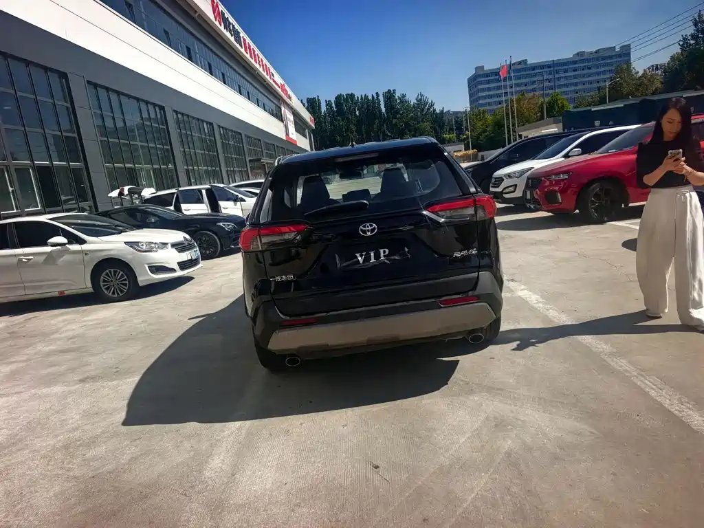 Toyota RAV4 — фото 9