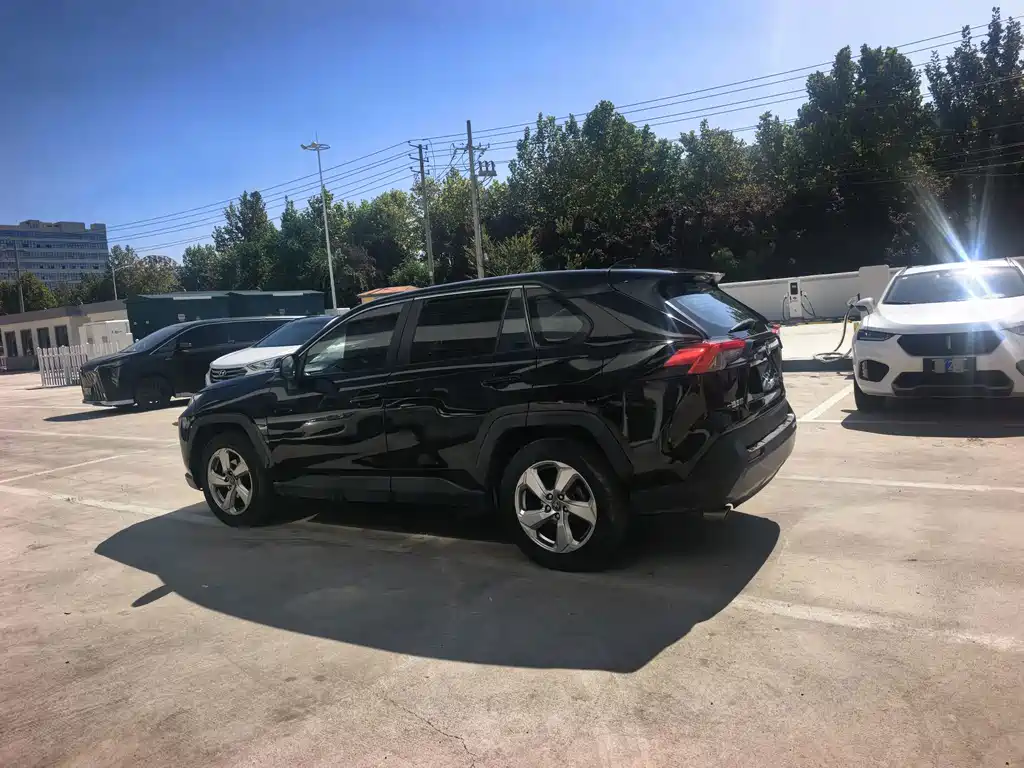 Toyota RAV4 — фото 10