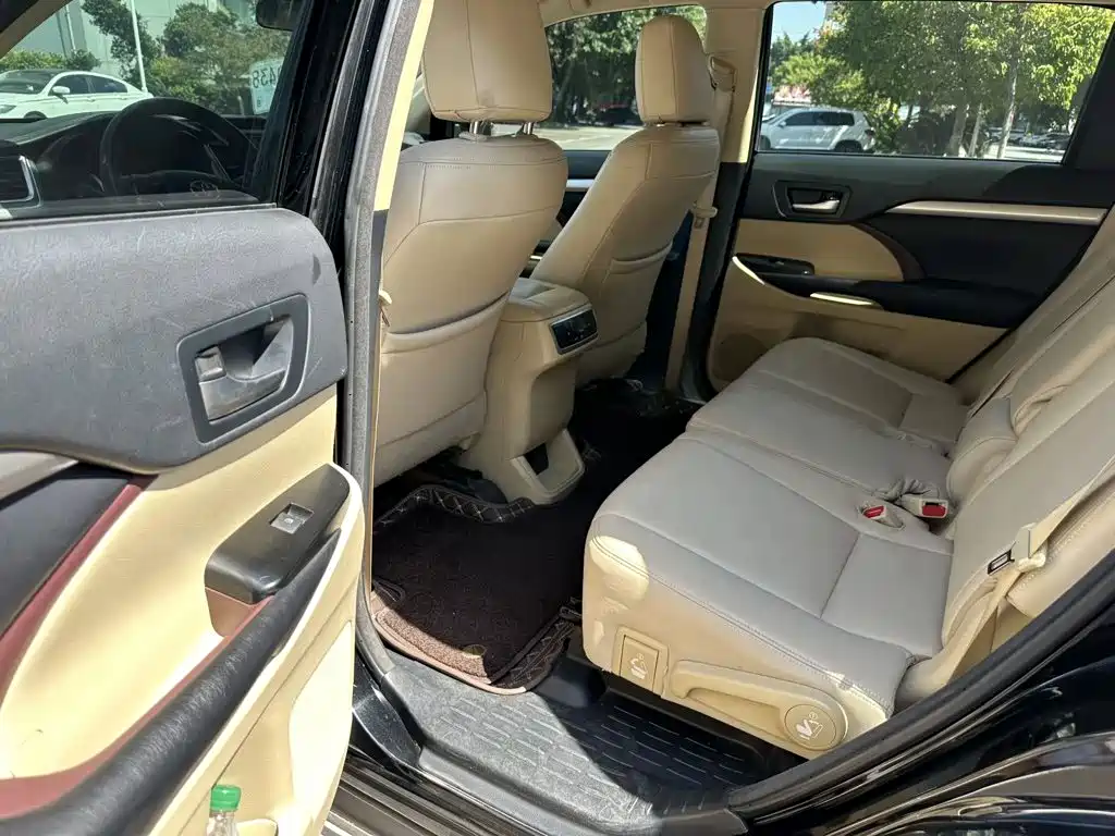 Toyota Highlander — фото 11