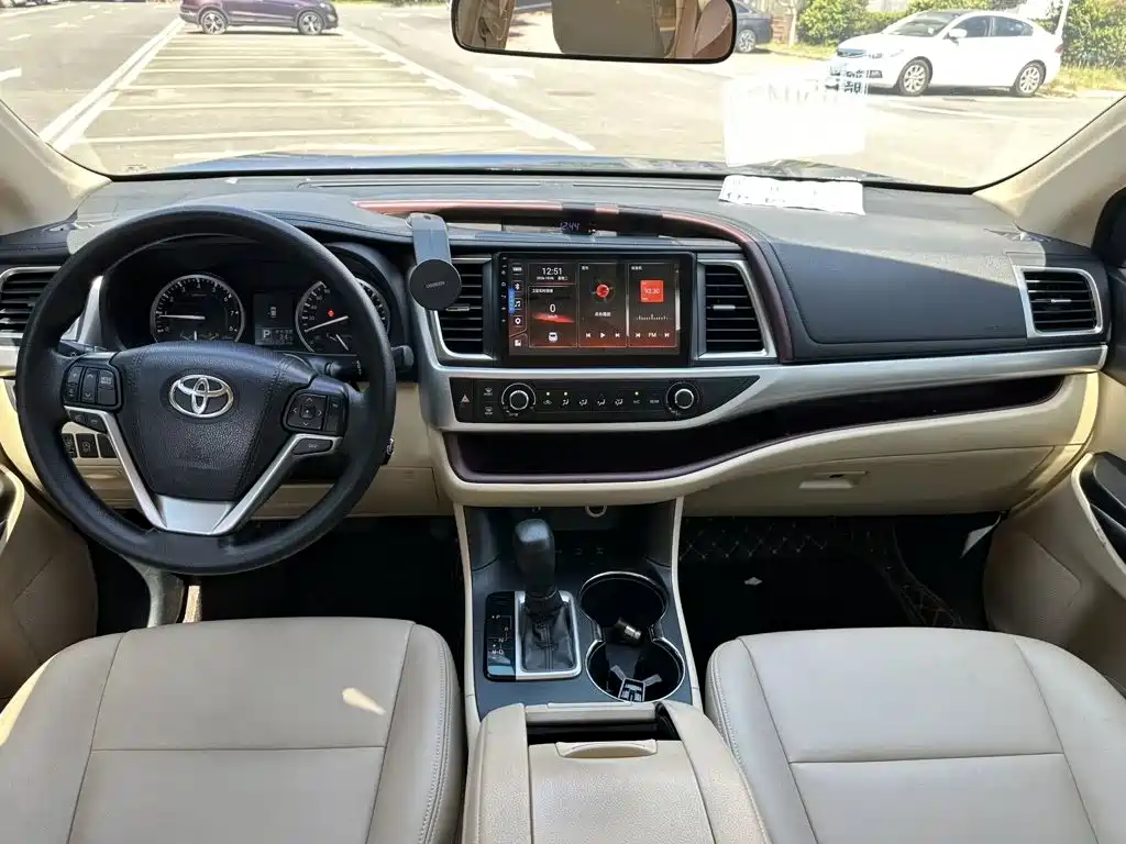 Toyota Highlander — фото 9
