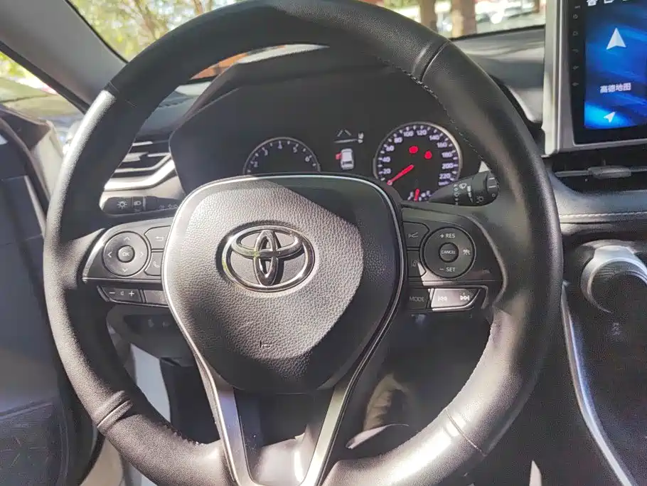 Toyota RAV4 — фото 15