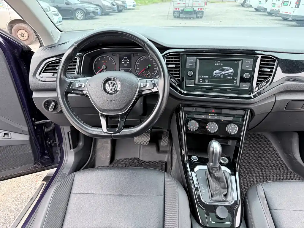 Volkswagen T-Roc — фото 14