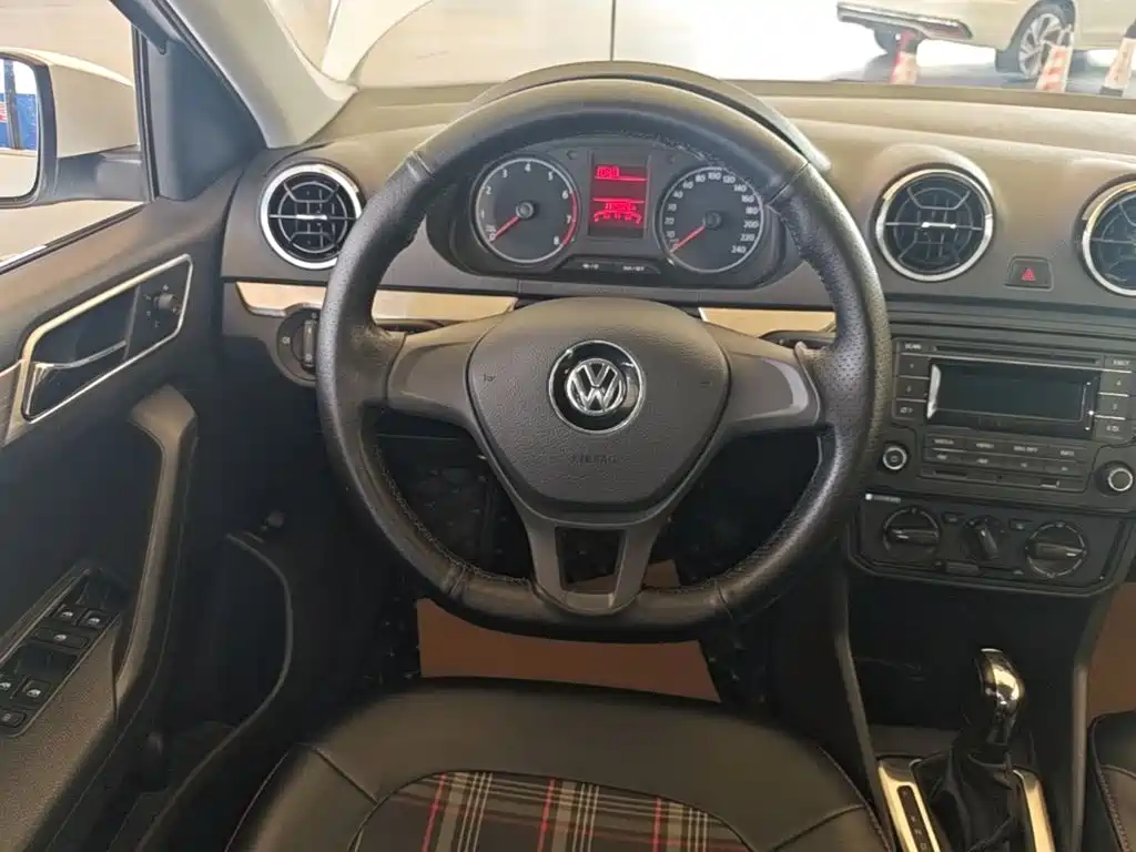 Volkswagen Jetta — фото 11