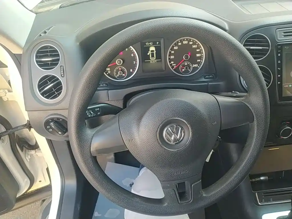Volkswagen Tiguan — фото 11