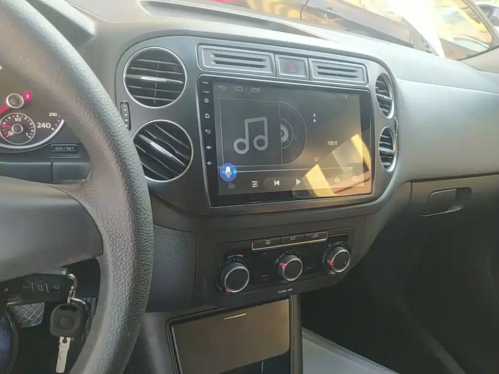 Volkswagen Tiguan — фото 13