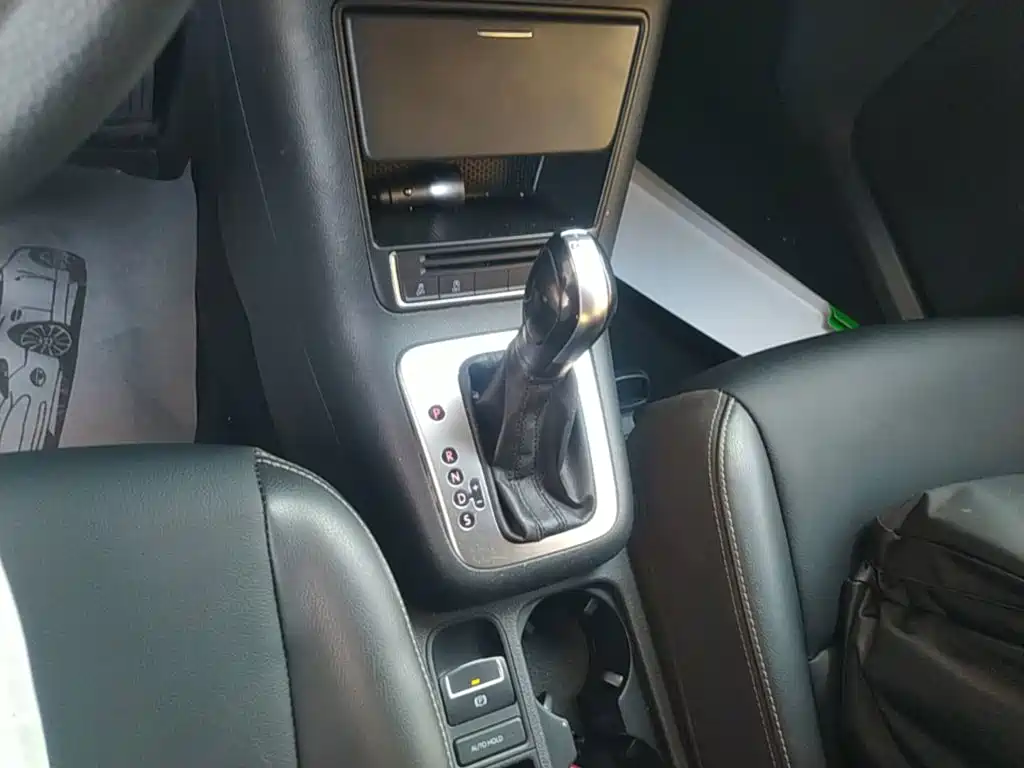 Volkswagen Tiguan — фото 14