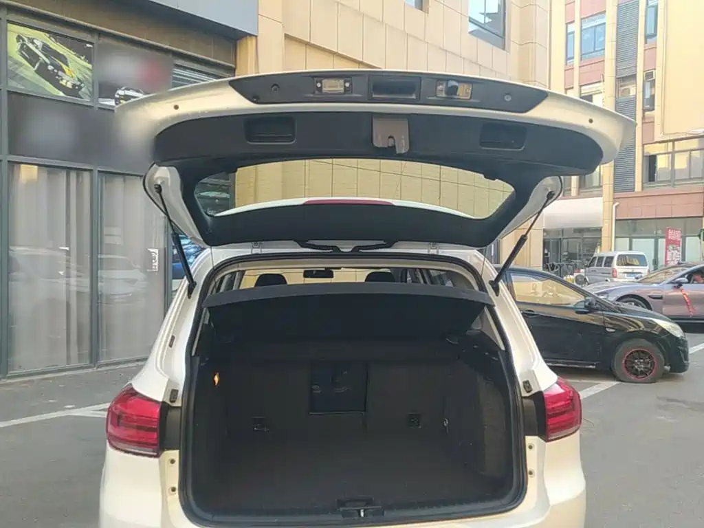 Volkswagen Tiguan — фото 19