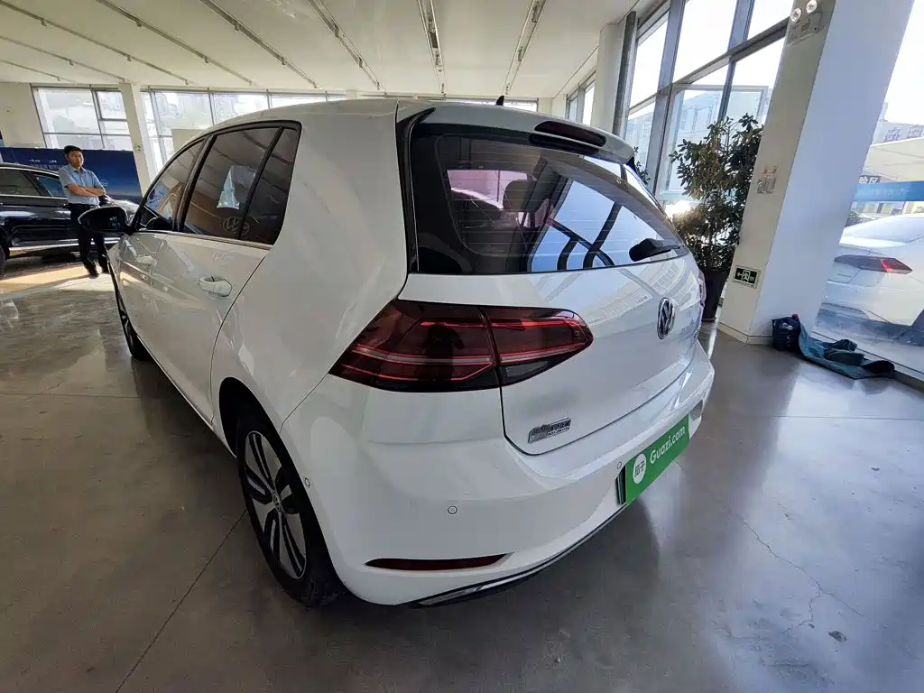 Volkswagen Golf EV — фото 5