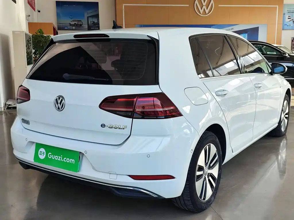 Volkswagen Golf EV — фото 7