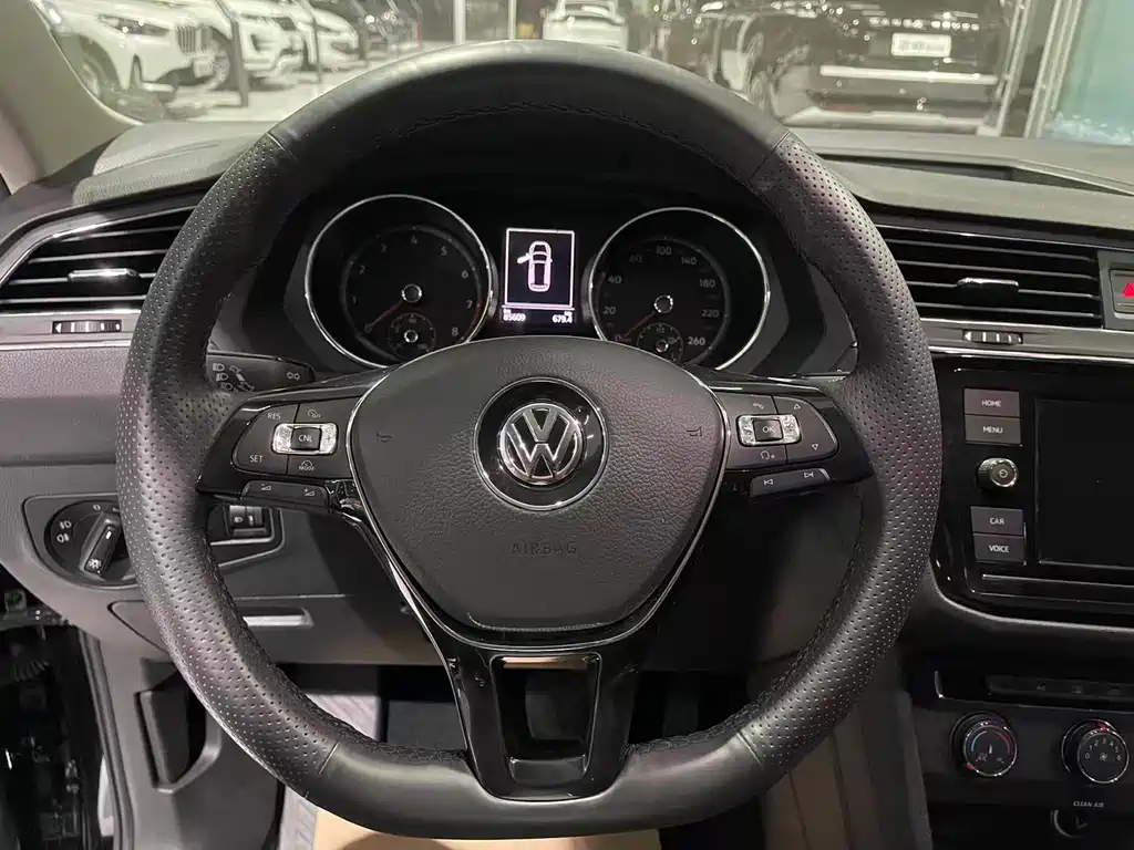 Volkswagen Tiguan L — фото 13