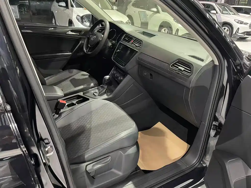 Volkswagen Tiguan L — фото 9