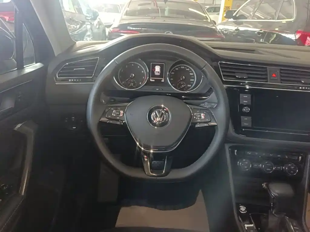 Volkswagen Tiguan L — фото 11