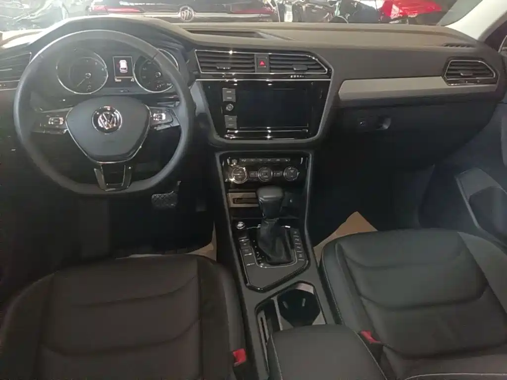 Volkswagen Tiguan L — фото 10