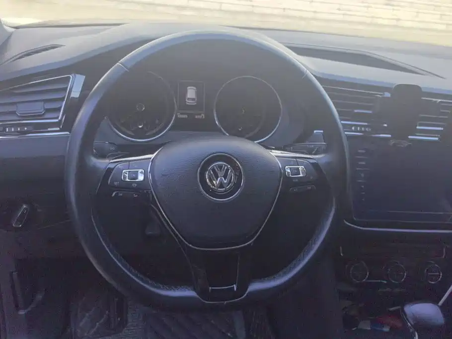 Volkswagen Tiguan L — фото 15