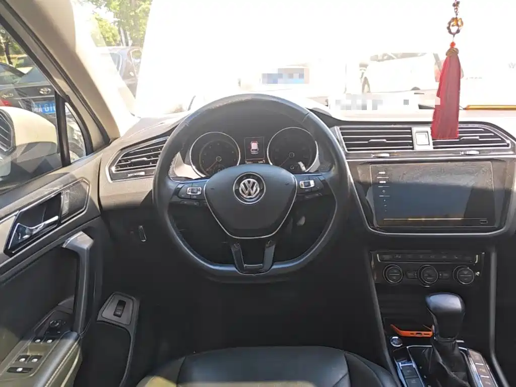 Volkswagen Tiguan L — фото 11