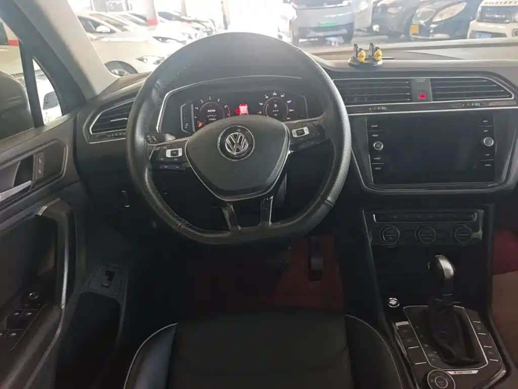 Volkswagen Tiguan — фото 11