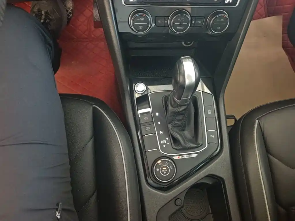 Volkswagen Tiguan — фото 14