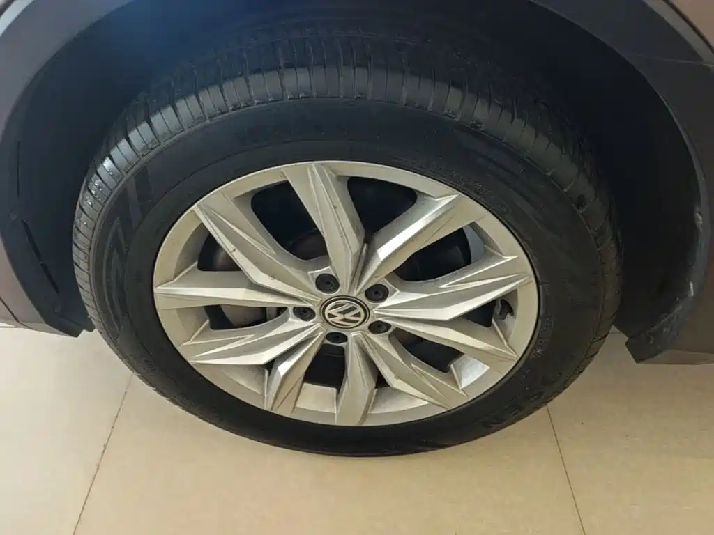 Volkswagen Tiguan — фото 23